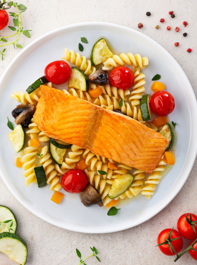 Salm&atilde;o com massa com legumes salteados