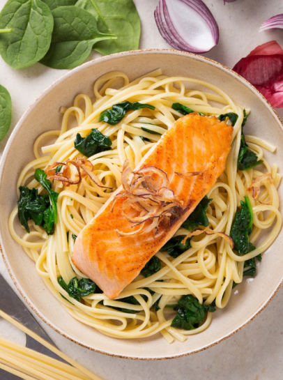 Salm&atilde;o com Linguine, Espinafres e Cebola Crocante