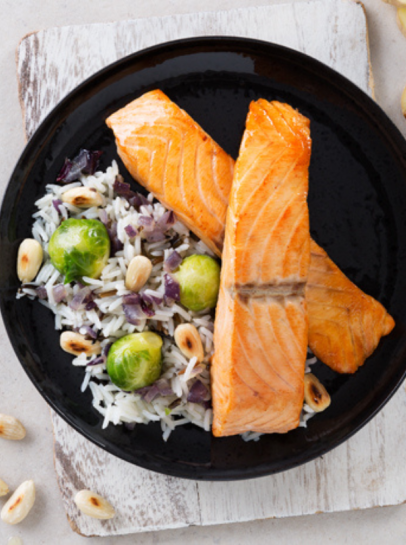 Salm&atilde;o com Salada Quente de Arroz Selvagem e Legumes