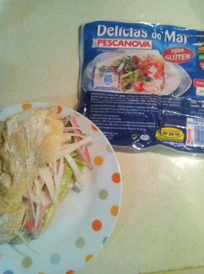 Sandwiche de ovo com delícias do mar