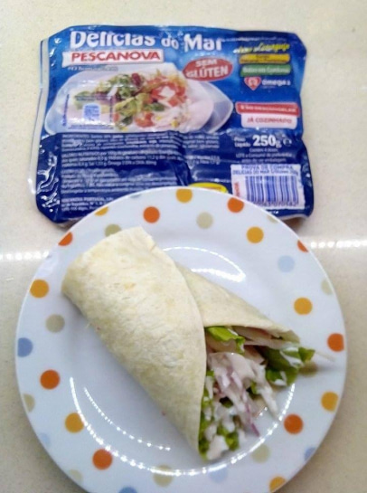 Wrap de salmão fumado e delícias do mar 