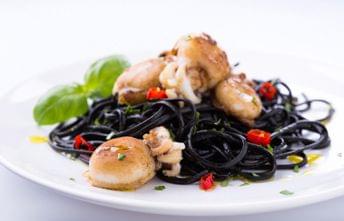 Choquinhos Salteados em Balsâmico com Linguine Nero