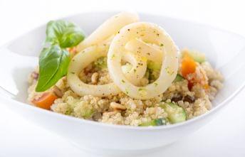Salada de Quinoa com Argolas do Mar e Vegetais