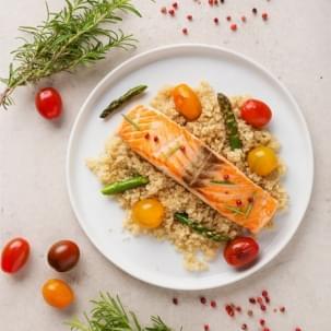 Salmão ao Alecrim e Pimenta Rosa com Quinoa