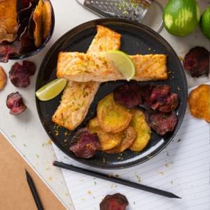 Salmão no Forno aos 3 Citrinos com Chips de Beterraba e Batata Doce